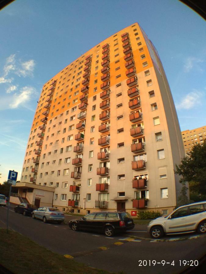 2020 Zwyciestwa 18 - Mieszkanie / Kawalerka / Studio Poznań Eksteriør bilde
